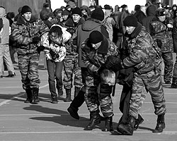Во Владивостоке попытались усмирить неразумных приморцев, так сказать (фото: ИТАР-ТАСС)