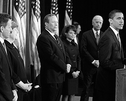 Барак Обама и его команда экономистов (фото: Reuters)