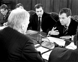 Медведев на встрече с фракцией «Единой России» выслушал депутатов (фото: ИТАР-ТАСС)