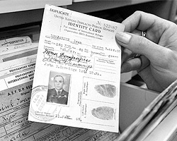 В архивах советской армии было найдено удостоверение личности, выданное Демьянюку эсэсовцами в 1943 году